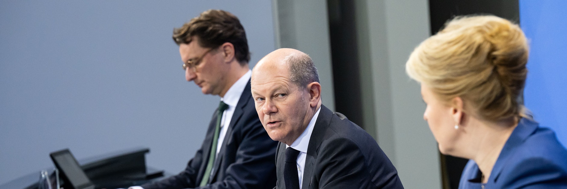 Bundeskanzler Olaf Scholz (M, SPD) äußert sich bei einer Pressekonferenz zusammen mit Hendrik Wüst (l, CDU), Ministerpräsident von NRW, und Franziska Giffey (SPD), Regierende Bürgermeisterin von Berlin, nach den Beratungen zur Corona-Pandemie zwischen der Bundesregierung und der Ministerpräsidentenkonferenz der Länder.
