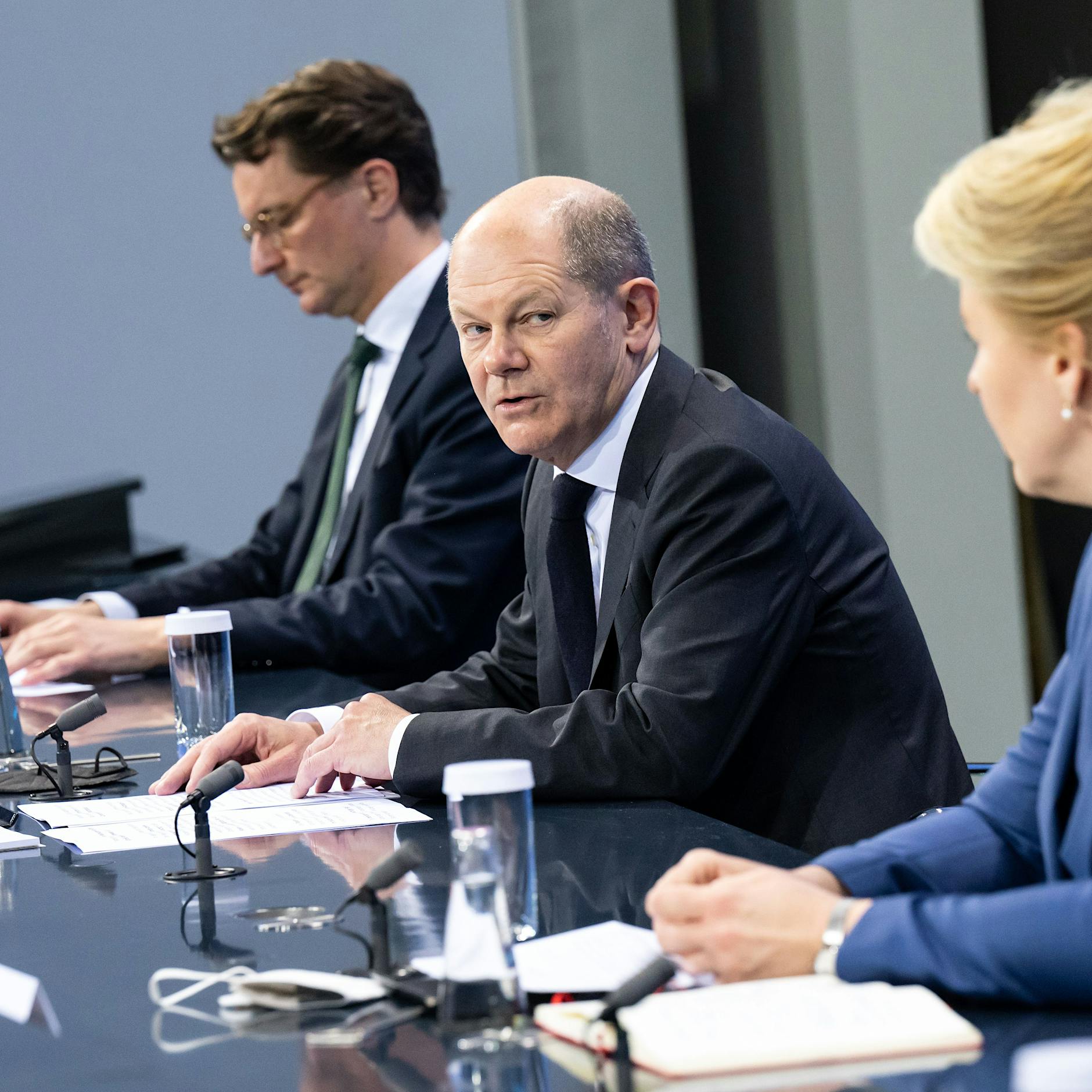 Sorge vor Omikron-Variante: Bund und Länder beschließen schärfere Maßnahmen