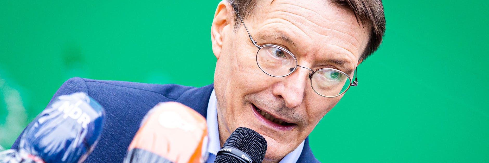 Gesundheitsminister Karl Lauterbach (SPD) schließt auch einen Lockdown nicht aus. 