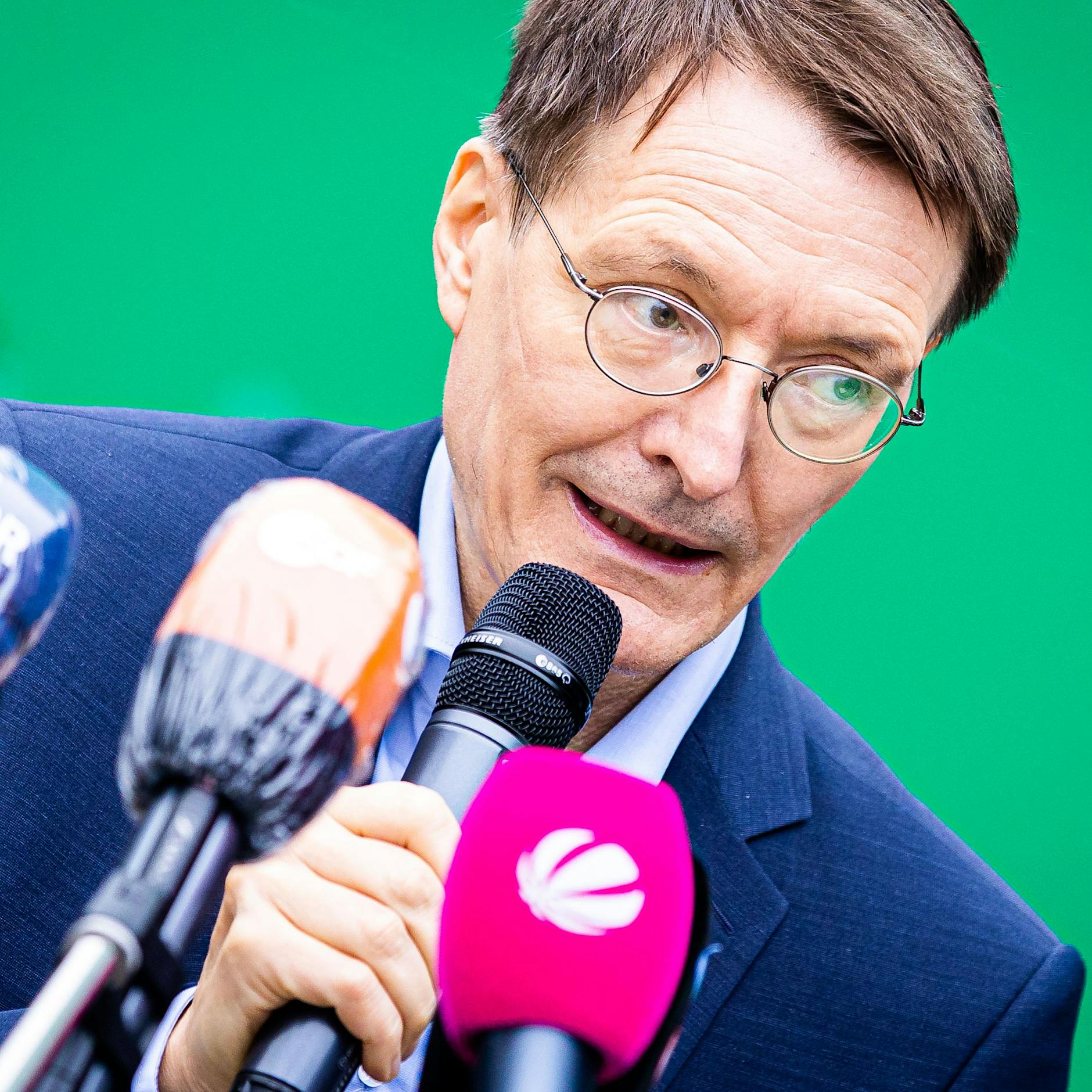 Lauterbach: Omikron-Welle ist nicht mehr aufzuhalten – vierte Impfung nötig, auch ein harter Lockdown ist möglich!