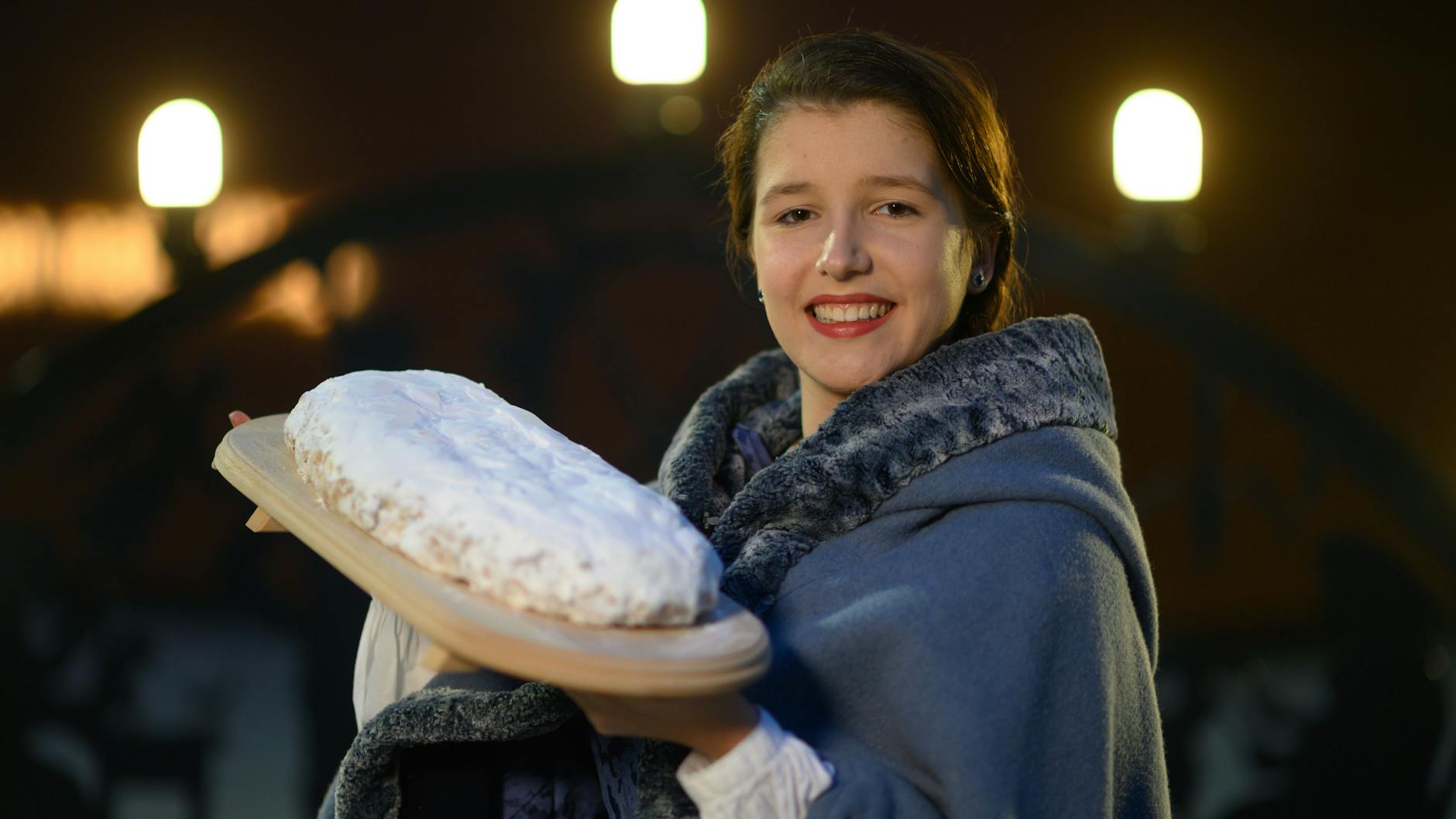 Heißt es nun „der Stollen“ oder „die Stolle“? Egal, Hauptsache es schmeckt. Dresden hat sogar ein Stollenmädchen. Es heißt Lisa Zink und macht eine Ausbildung zur Bäckerin.