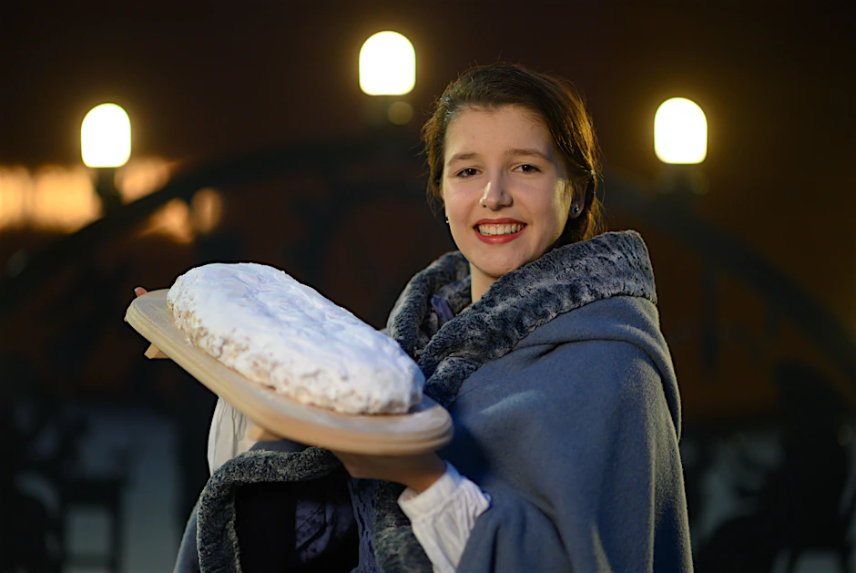 Heißt es nun „der Stollen“ oder „die Stolle“? Egal, Hauptsache es schmeckt. Dresden hat sogar ein Stollenmädchen. Es heißt Lisa Zink und macht eine Ausbildung zur Bäckerin.