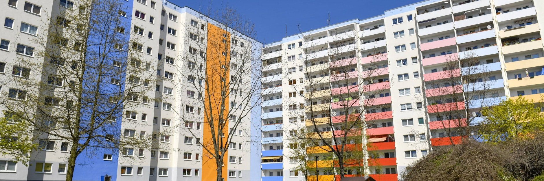 Mietshäuser an der Schönefelder Chaussee in Altglienicke (Treptow-Köpenick): In diesem Berliner Bezirk steigen die Corona-Zahlen rasant.
