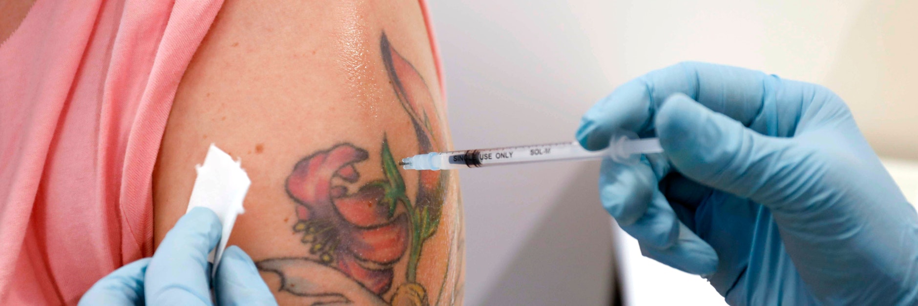 Eine Frau erhält im Impfzentrum am ehemaligen Flughafen Schönefeld eine Booster-Impfung von Moderna gegen Covid-19.