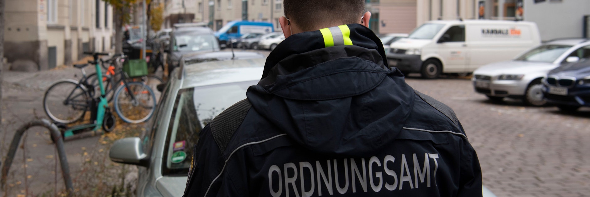 Die Ordnungsämter in Berlin lassen keine Knöllchen mehr verteilen, wenn es sich um ukrainische Fluchtfahrzeuge handelt, die keinen Parkschein ausweisen.