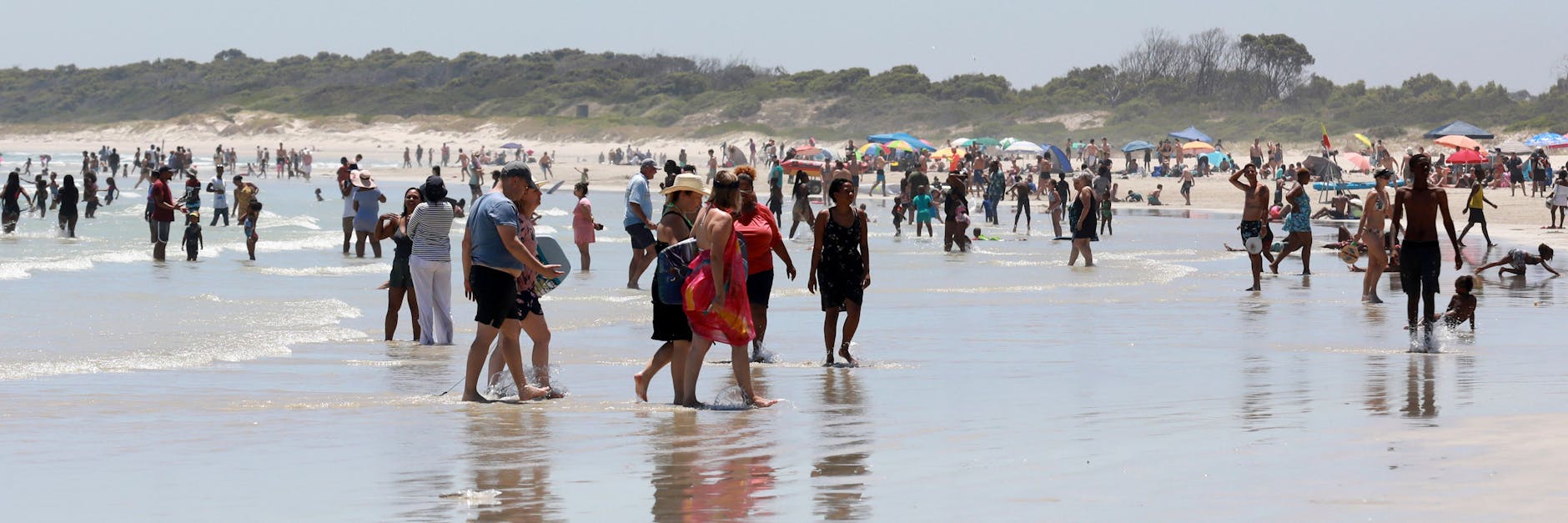 Urlauber genießen einen Tag am Strand in der Nähe von Kapstadt. Die Zahl der neuen Corona-Fälle geht in Südafrika in den letzten Tagen zurück.