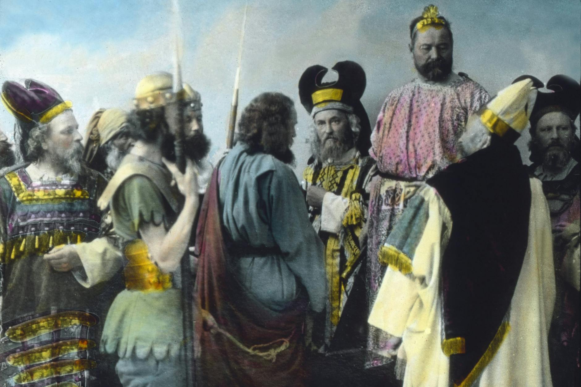 Passionsspiele Oberammergau: Hohepriester, Volk und Soldaten mit Jesus vor dem Hause des Pilatus