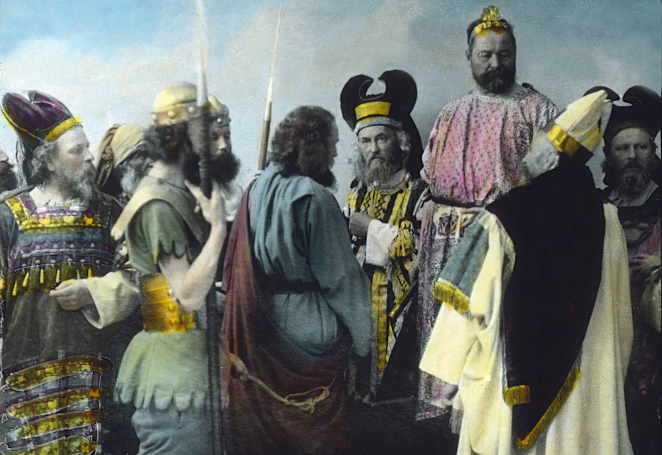 Passionsspiele Oberammergau:&nbsp; Hohepriester, Volk und Soldaten mit Jesus vor dem Hause des Pilatus