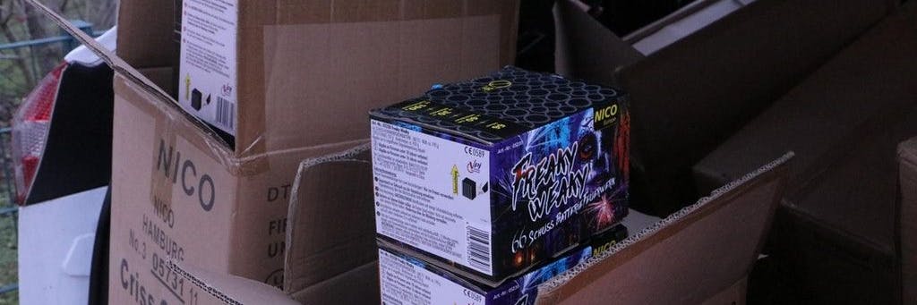 Im Kofferraum wurden kistenweise Böller entdeckt.