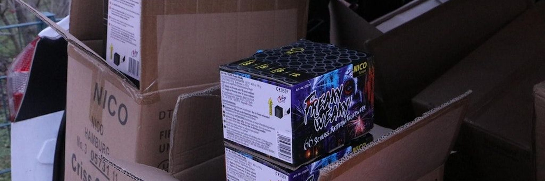 Im Kofferraum wurden kistenweise Böller entdeckt.