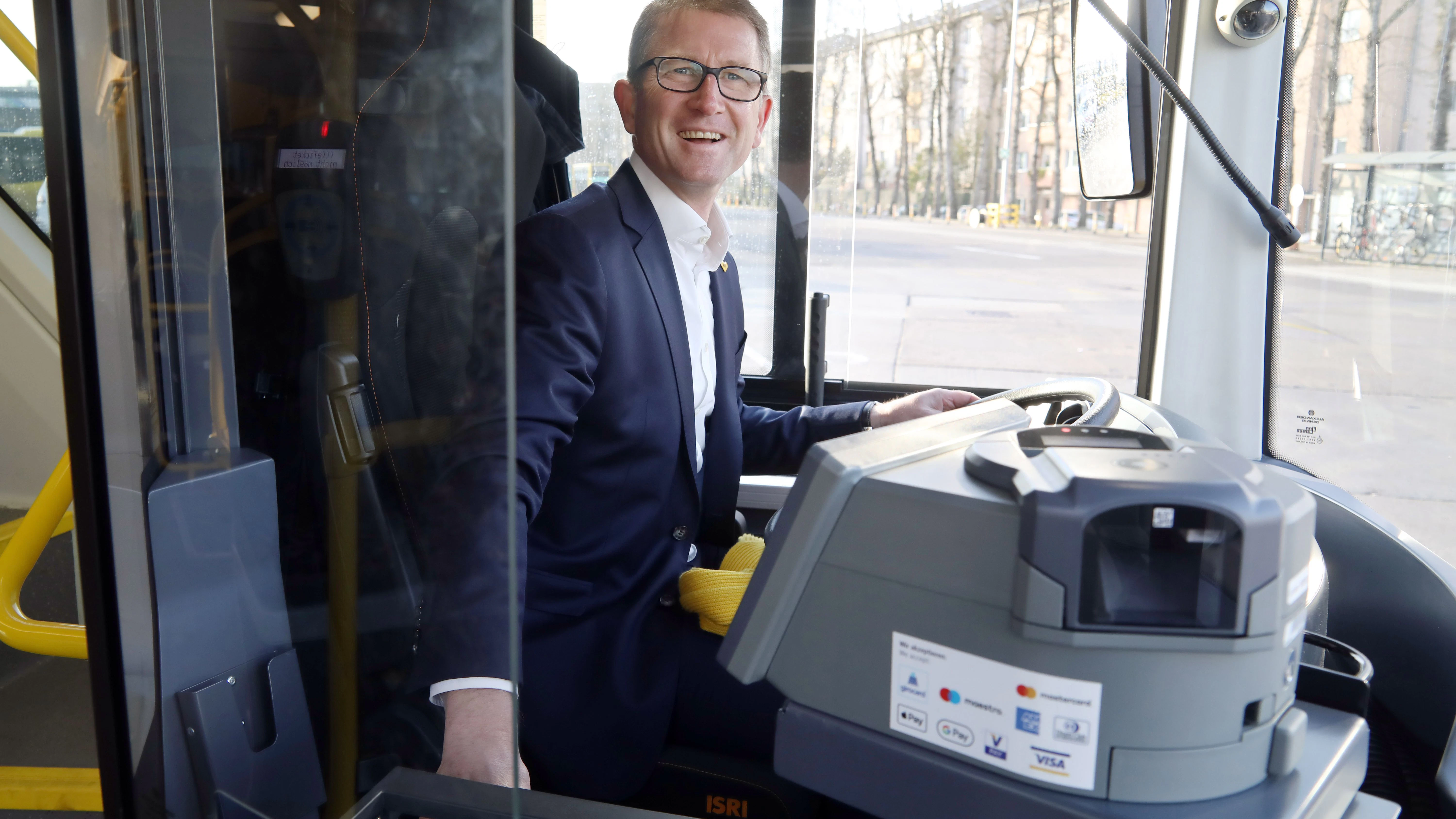 Hier fährt der Chef selbst: Nach 100 Fahrstunden bekam BVG-Betriebsvorstand Rolf Erfurt den Busführerschein.