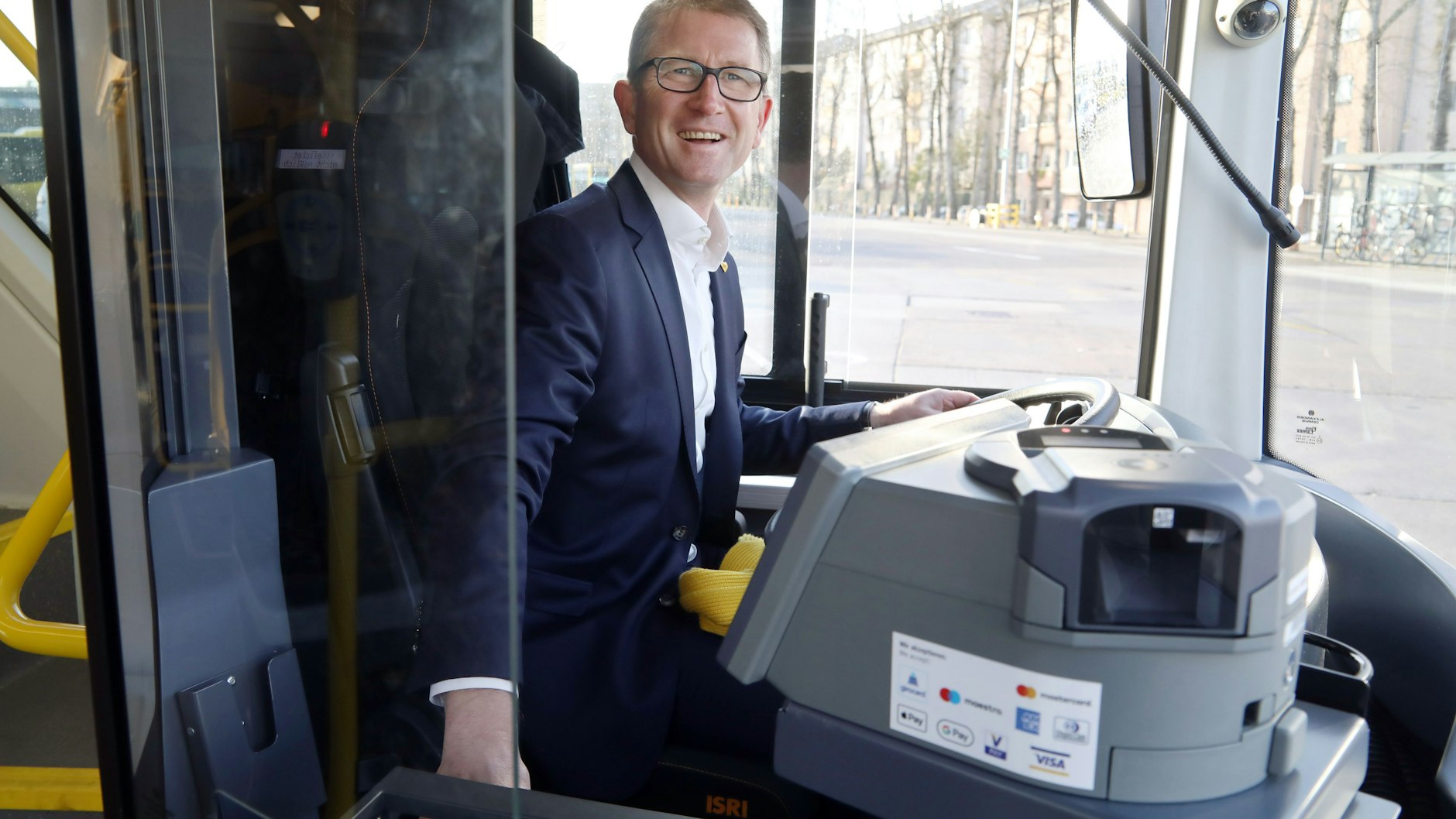 Hier fährt der Chef selbst: Nach 100 Fahrstunden bekam BVG-Betriebsvorstand Rolf Erfurt den Busführerschein.