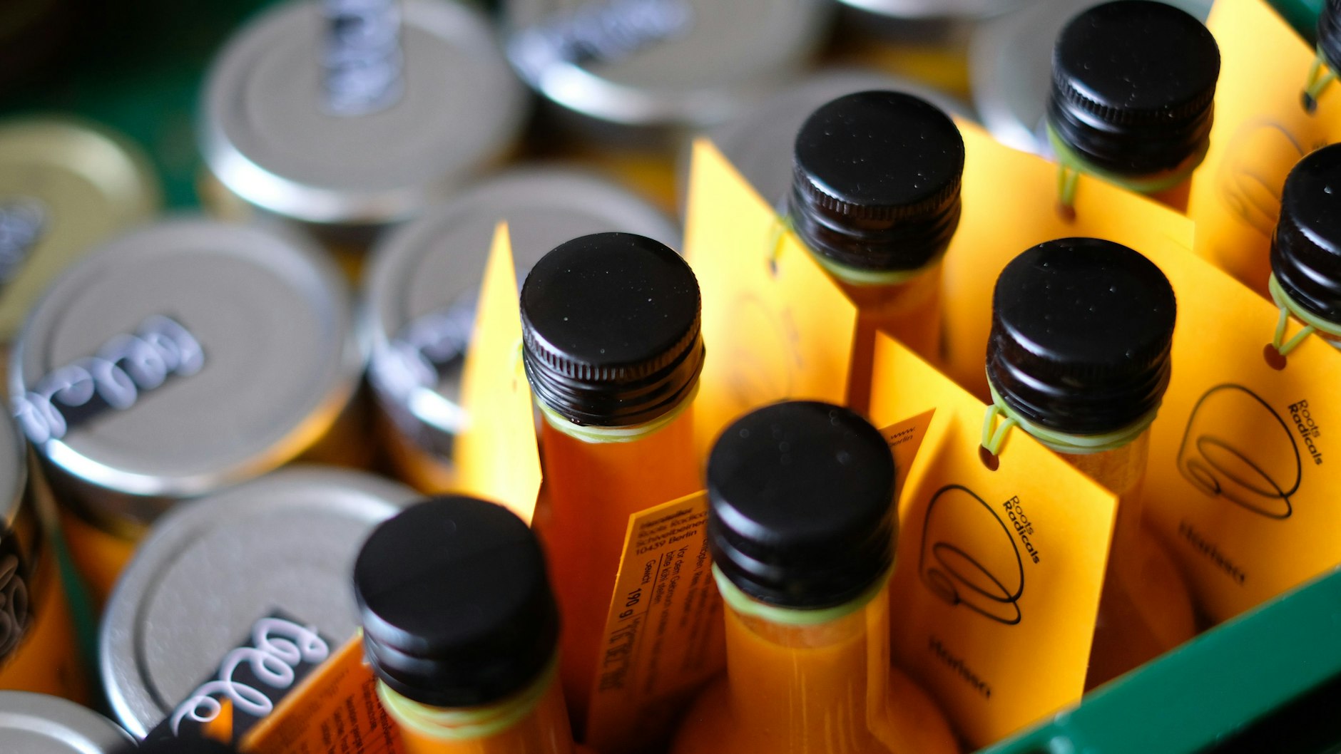 Scharfe Soßen und Chutneys aus geretteten Früchten.&nbsp;