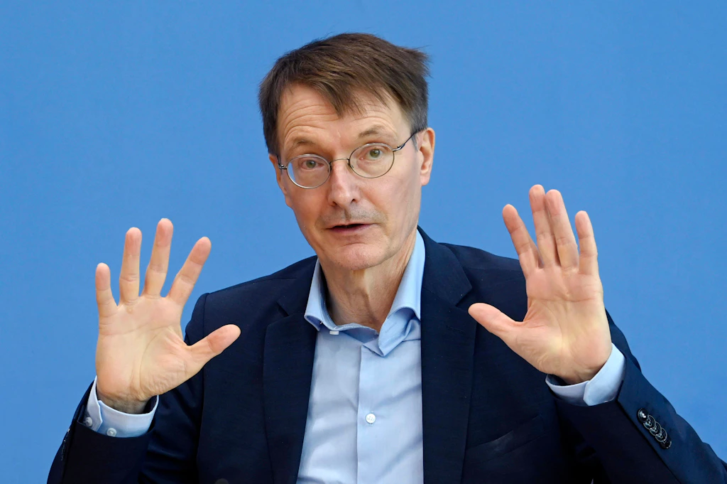 Pandemiepolitik: Karl Lauterbach steuert sich selbst auf Scholz-Kurs