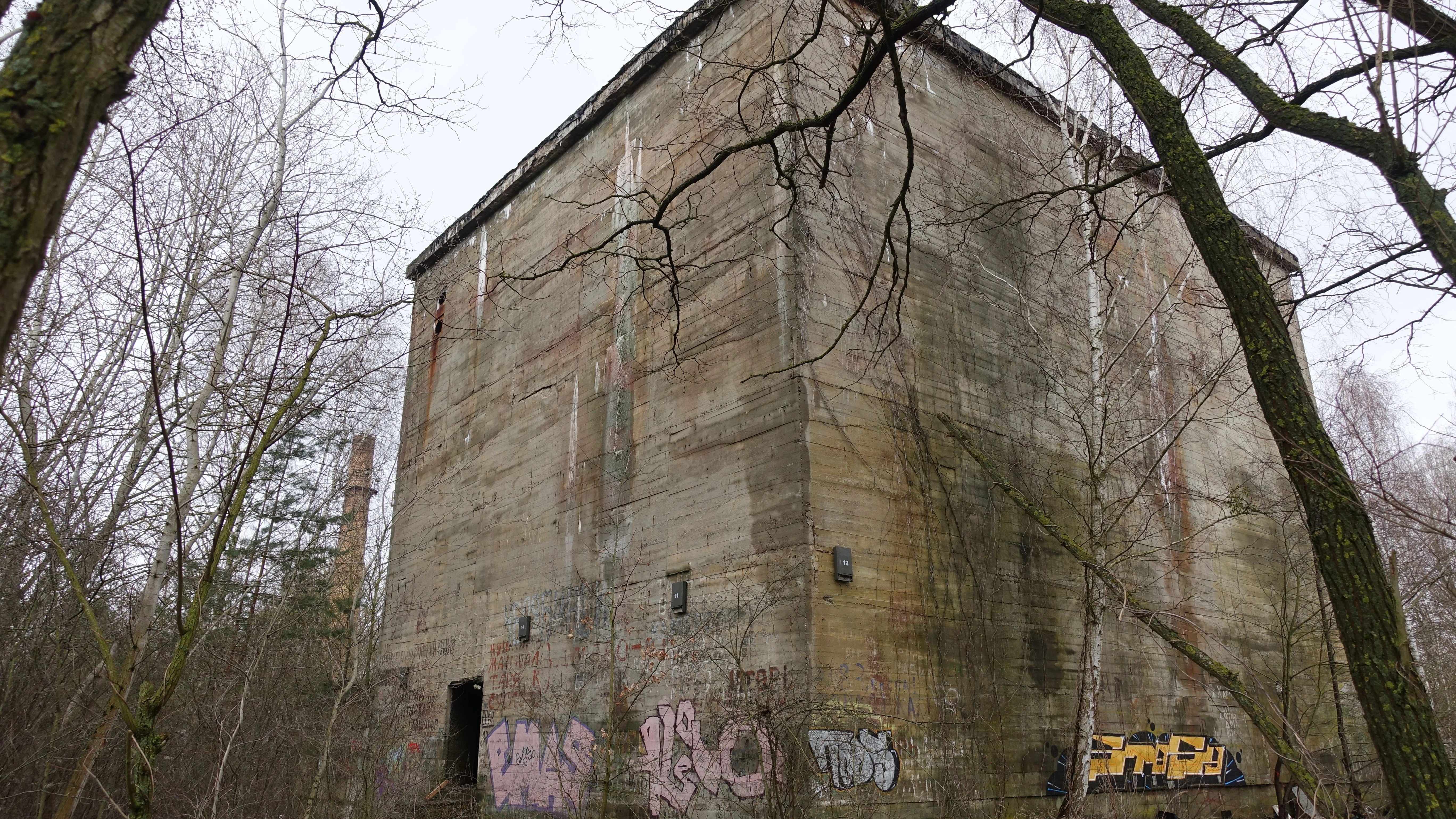 Der Hochbunker am Rande des ehemaligen Militärflugplatzes Werneuchen.