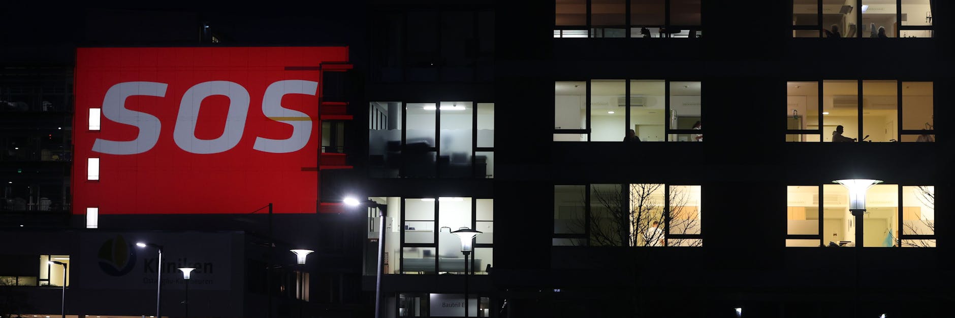 „SOS“ ist an der Fassade dieses völlig überlasteten Klinikums zu lesen.