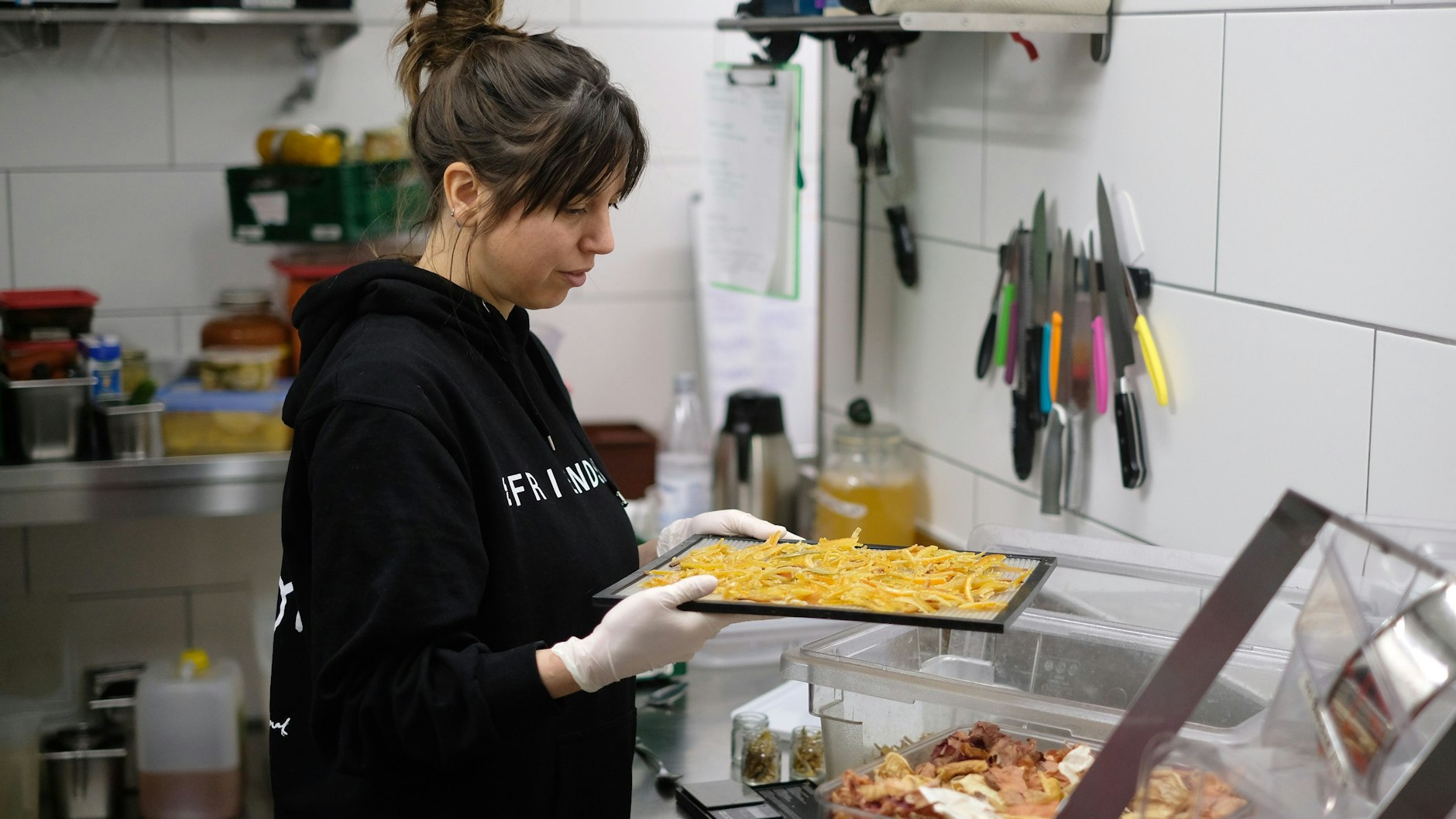 Kandierte Zitronenschalen, in Salz eingelegte Zitronen, Würz-Panade aus altem Brot. Monica Kisic gehen die Ideen für Food-Upcycling nicht aus.&nbsp;