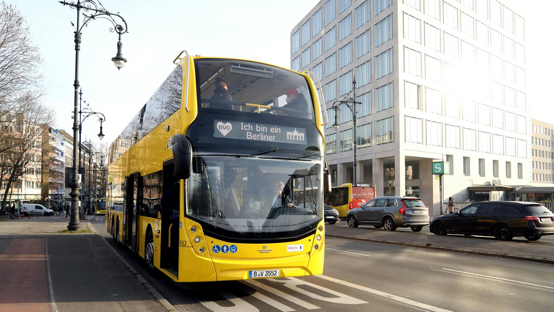 Fotostopp auf der Halenseebrücke in Wilmersdorf. An diesem Donnerstag ist der Bus 3552, eines der ersten beiden Serienfahrzeuge der neuen Doppeldeckergeneration, auf der X83 im Einsatz.