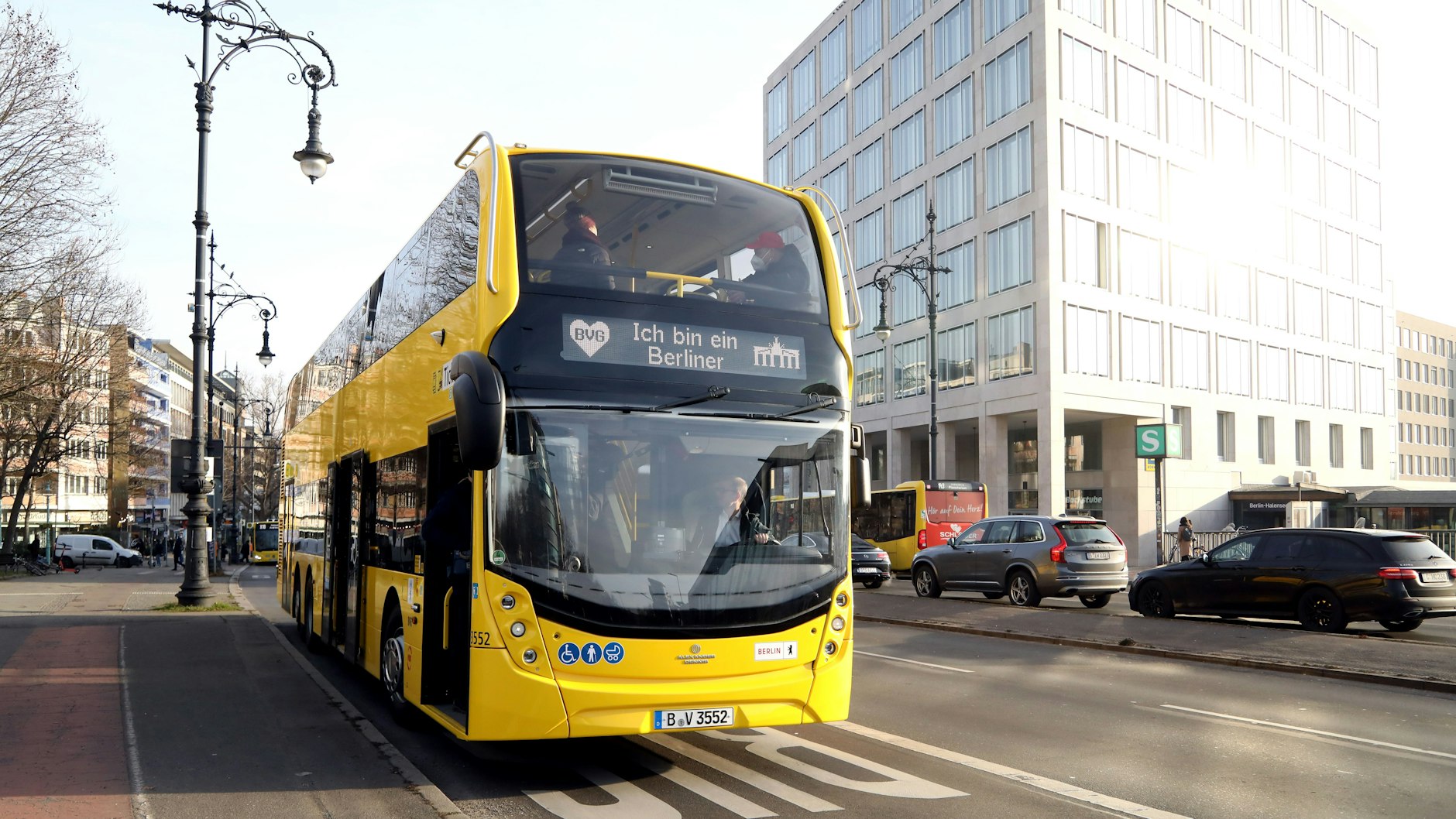 Fotostopp auf der Halenseebrücke in Wilmersdorf. An diesem Donnerstag ist der Bus 3552, eines der ersten beiden Serienfahrzeuge der neuen Doppeldeckergeneration, auf der X83 im Einsatz.