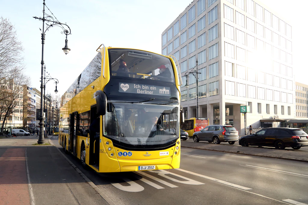 Die Schotten sind da: Die ersten neuen Doppeldeckerbusse rollen durch Berlin