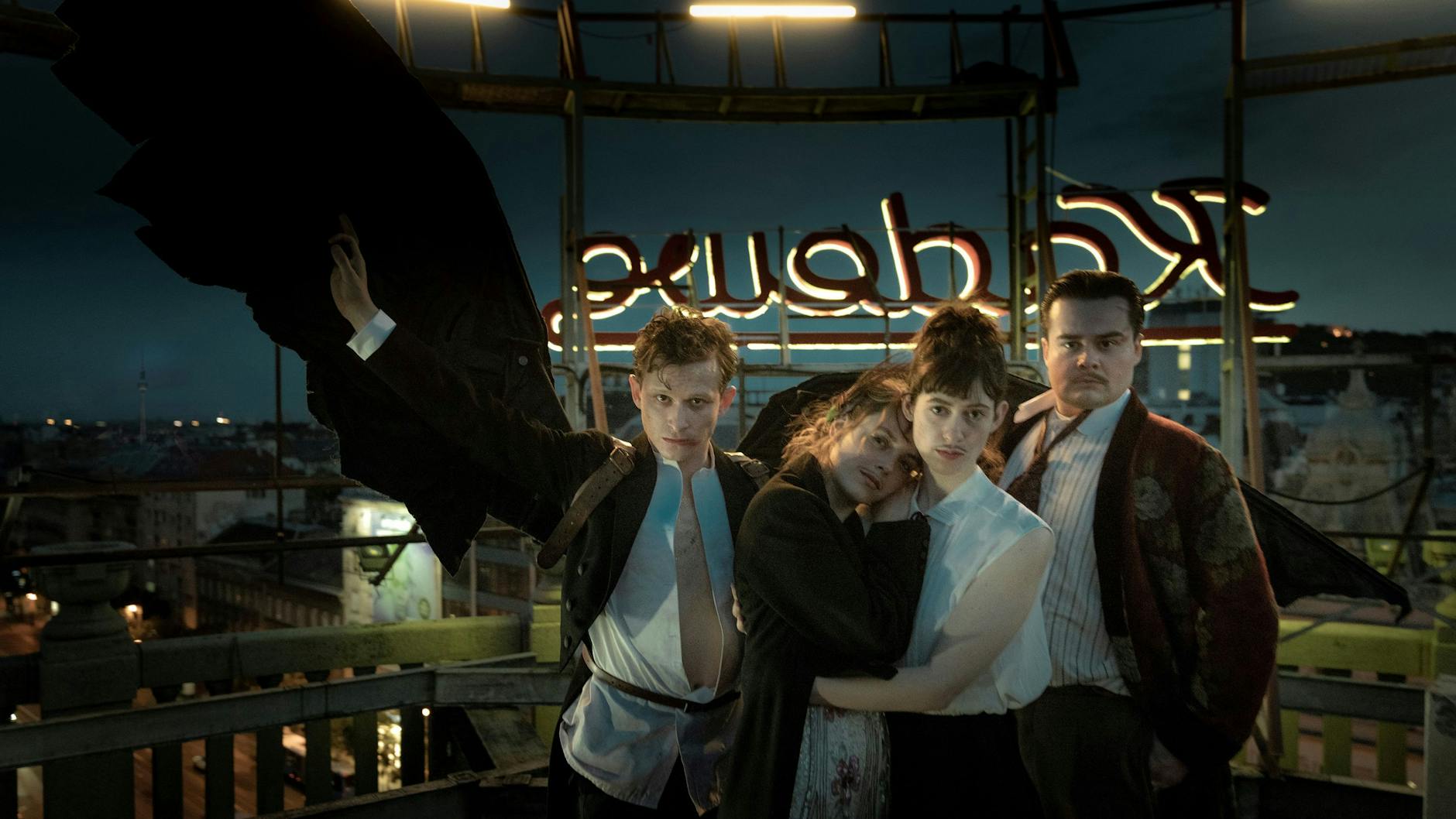 Im Hintergrund ist der Fernsehturm zu sehen: Die Hauptrollen in „KaDeWe“ spielen Valerie Stoll, Lia von Blarer, Joel Basman und Damian Thüne.