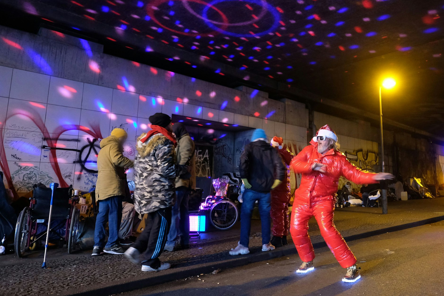 Leuchtende Brücke, leuchtende Schuhe, leuchtende Augen: DJ Kröte (rechts) mit Obdachlosen am Ostbahnhof