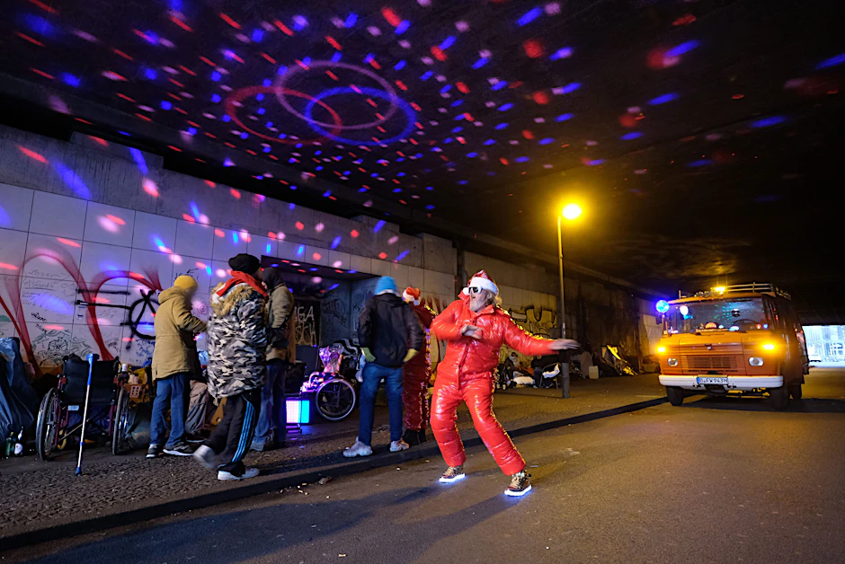 Leuchtende Brücke, leuchtende Schuhe, leuchtende Augen: DJ Kröte (rechts) mit Obdachlosen am Ostbahnhof