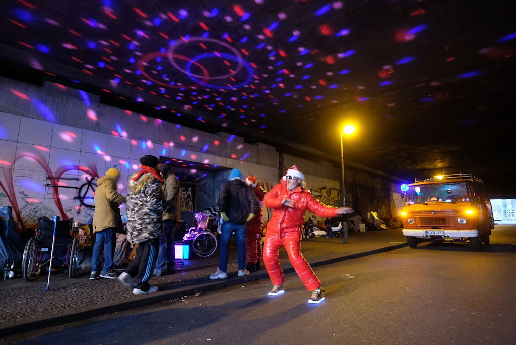 Eine Weihnachtsgeschichte: Warum zwei Berliner DJs mit Obdachlosen Party machen