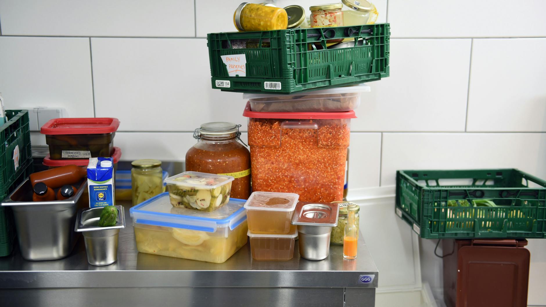 Eingelegt und fermentiert halten sich Lebensmittel viel länger und müssen nicht weggeworfen werden. 