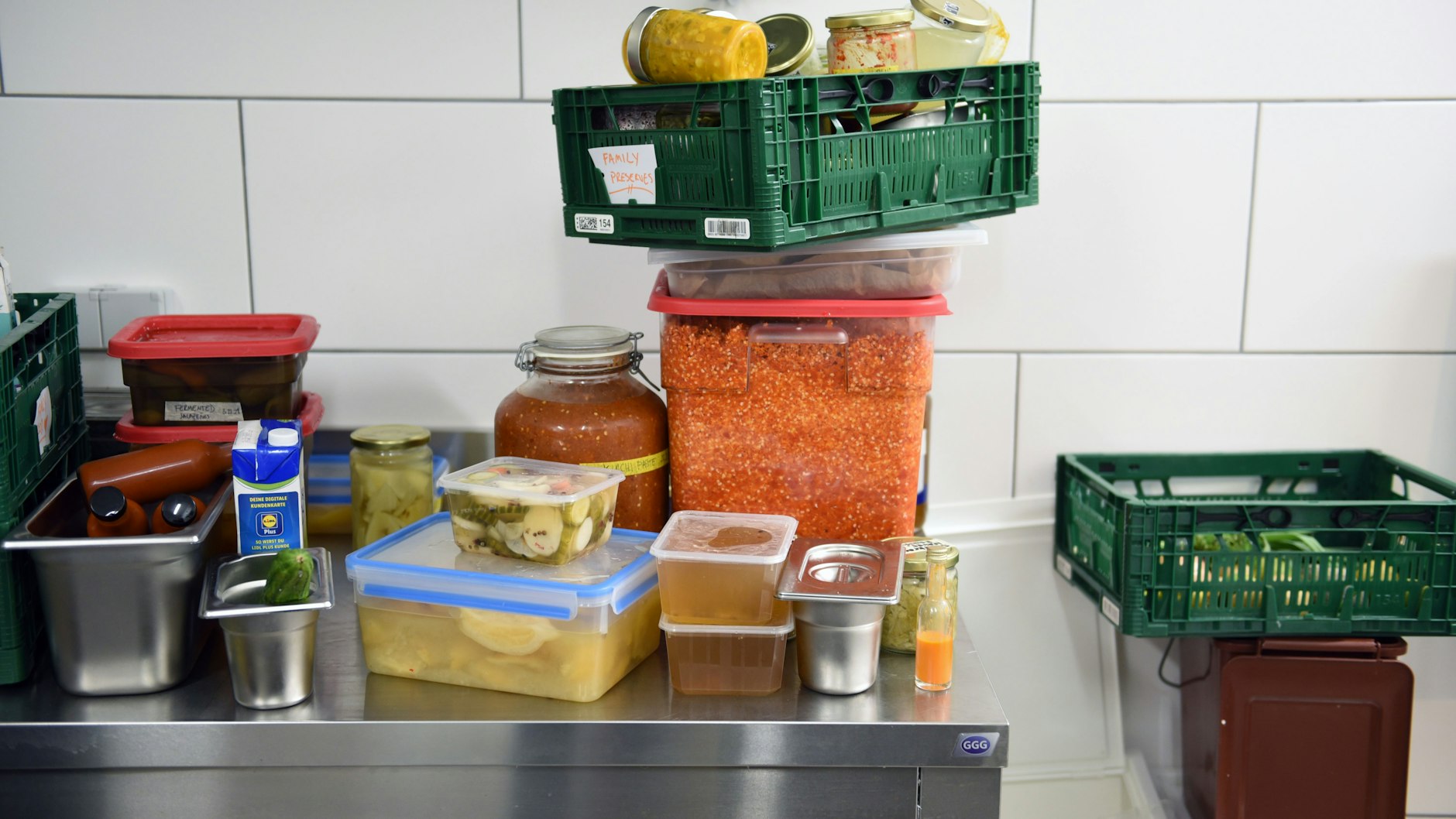 Eingelegt und fermentiert halten sich Lebensmittel viel länger und müssen nicht weggeworfen werden.&nbsp;