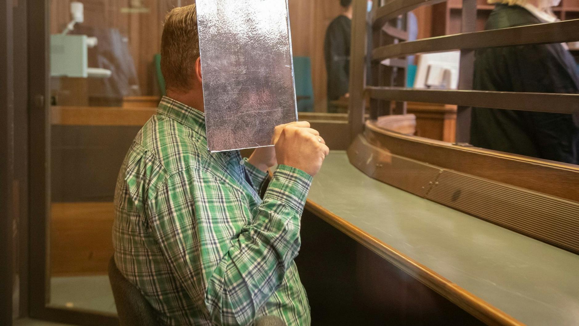 Der Angeklagte Stefan R. sitzt im Gerichtssaal (Archivbild).