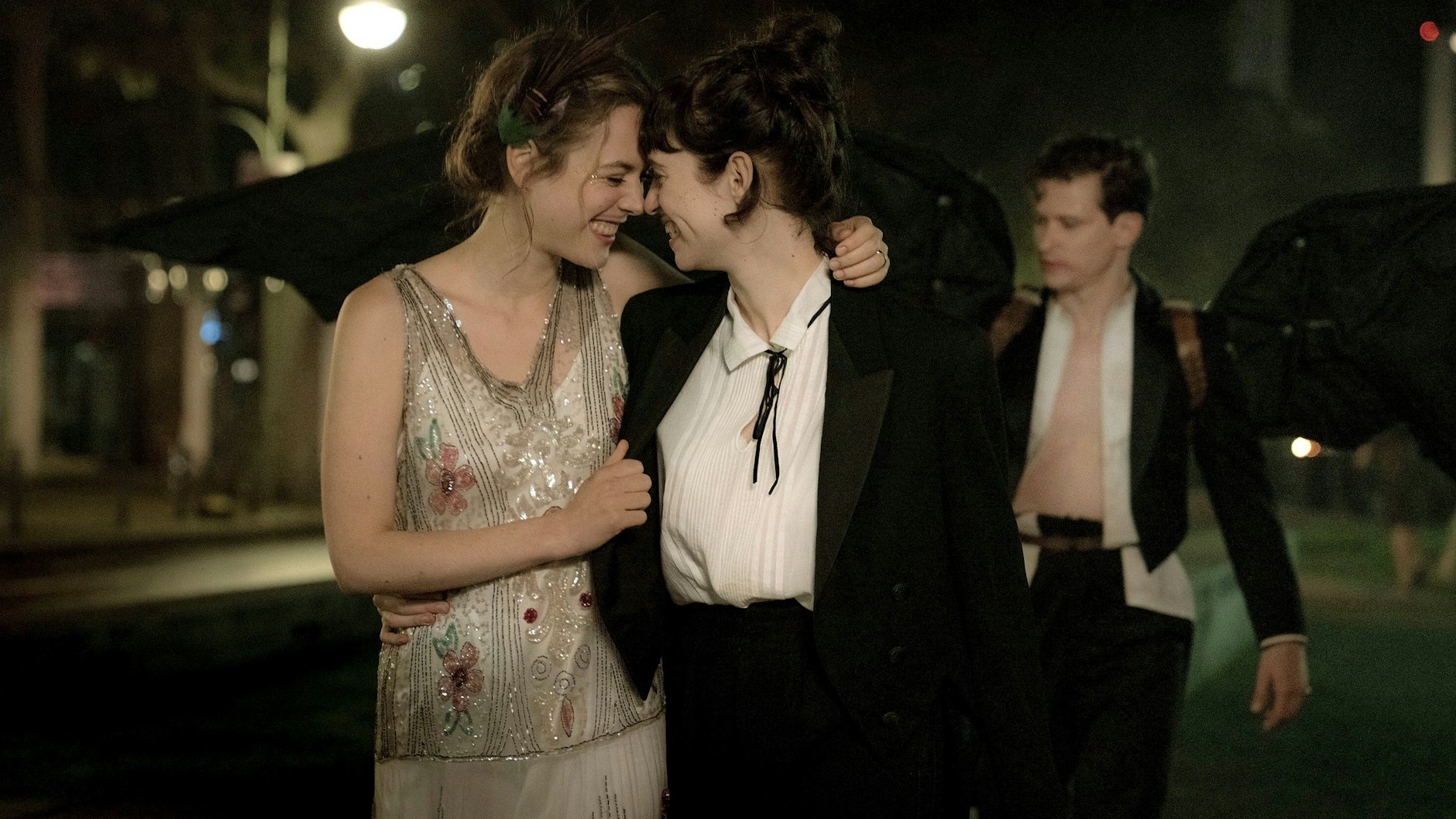 Die junge KaDeWe-Verkäuferin Hedi (Valerie Stoll) genießt die Nächte im Nachtclub „Eldorado“ und die Freiheit ihrer Liaison mit Fritzi (Lia von Blarer), der Tochter des KaDeWe-Besitzers.