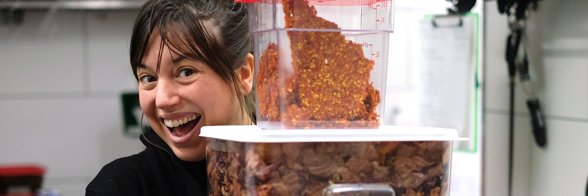 Bei Roots Radicals zaubert Monica Kisic aus Blumenkohlblättern und Apfelkernen noch haltbare und leckere Lebensmittel. 