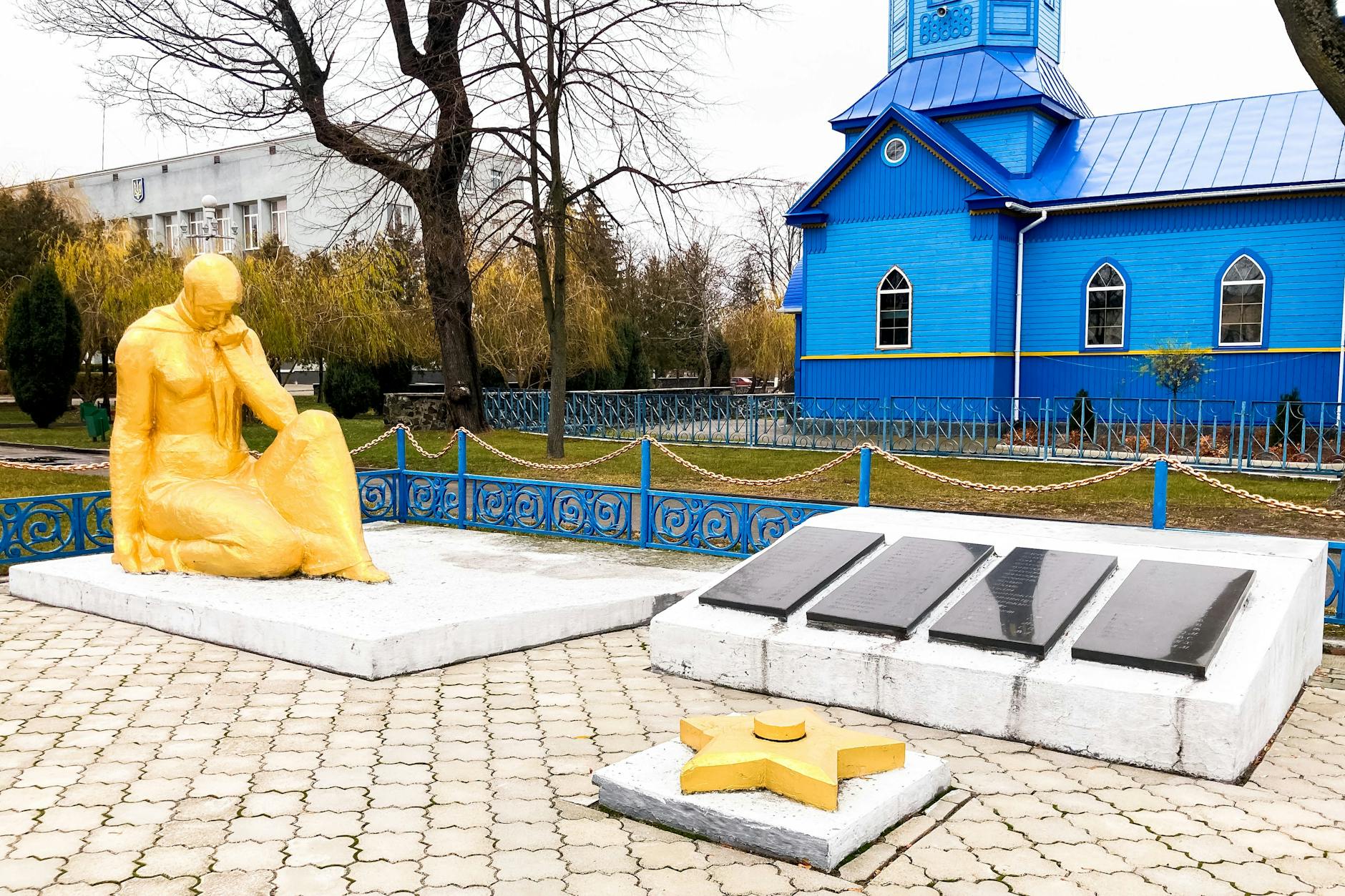 Früher stand bei diesem Denkmal zum Zweiten Weltkrieg in Wolodymyrez eine Tafel mit Hammer und Sichel und eine ewige Flamme. Seit der Einführung des Entkommunisierungsgesetzes der Ukraine ist davon nur eine trauende Mutter und ein goldener Stern geblieben.