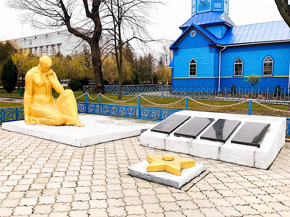 Früher stand bei diesem Denkmal zum Zweiten Weltkrieg in Wolodymyrez eine Tafel mit Hammer und Sichel und eine ewige Flamme. Seit der Einführung des Entkommunisierungsgesetzes der Ukraine ist davon nur eine trauende Mutter und ein goldener Stern geblieben.