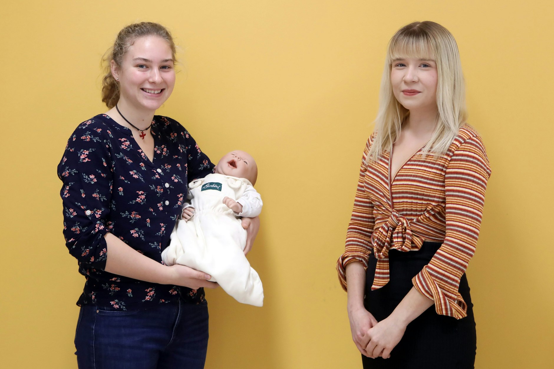 Amadea Mai (l.) und Sina Bernhardt studieren Hebammenwissenschaft in Berlin.