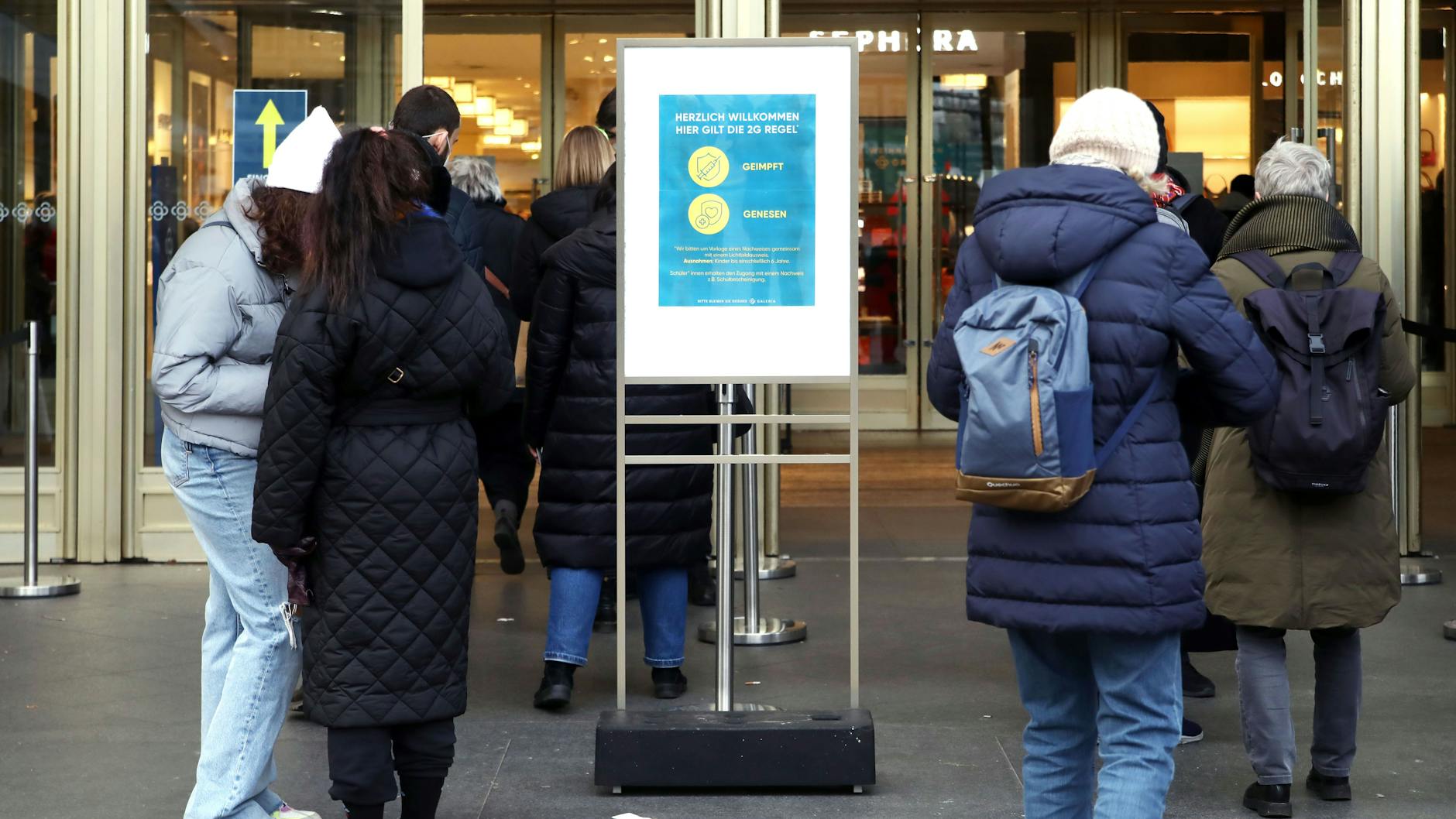 2G in Berlin: Es dürfen nur noch Geimpfte und Genesene ins Kaufhaus, hier in die Galeria Kaufhof.
