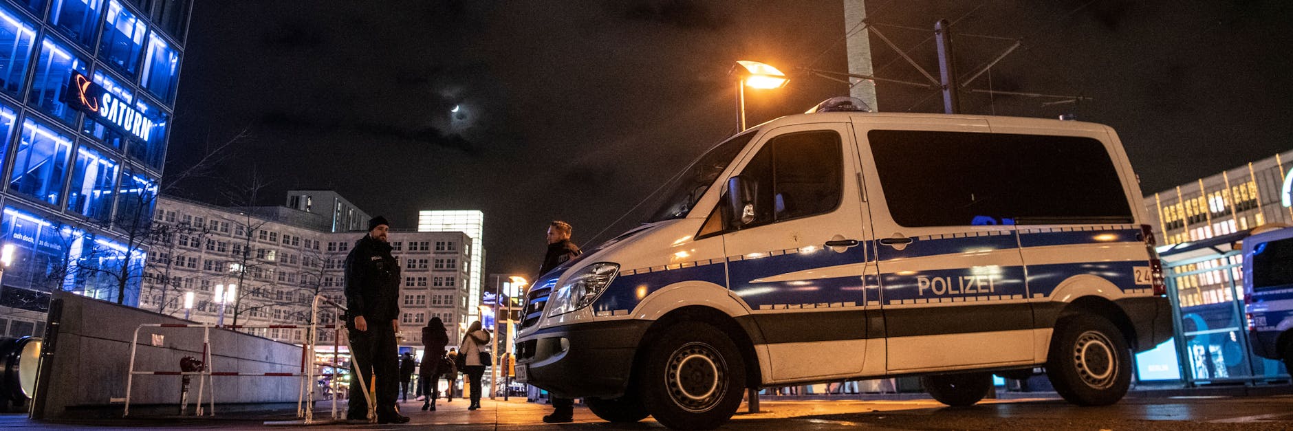 Ein Polizeiwagen steht an einer Absperrung am Alexanderplatz. Dort herrscht an diesem Silvester Böllerverbot.