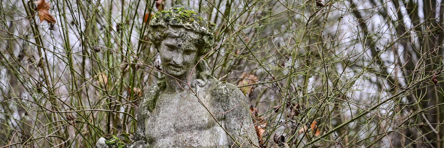 Jäckelsbruch: Eine alte Skulptur mit Moos bewachsen steht im verwilderten Park des einstigen Rittergutes Jäckelsbruch, wo früher der Bildhauer Arno Breker sein Atelier hatte und arbeitete. Heute arbeitet der Bildhauer Jörg Engelhardt, Sohn von Horst Engelhardt, in diesem Atelier auf dem Gelände des ehemaligen Rittergutes.