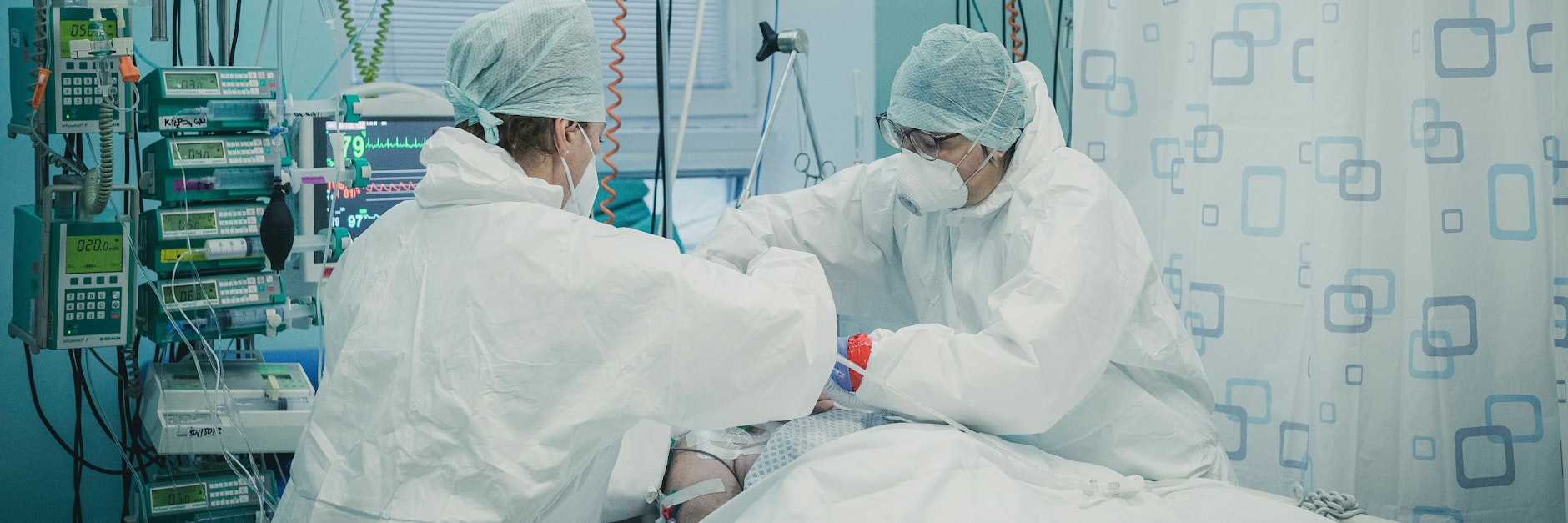 Untersuchungen zeigen, dass die Omikron-Variante seltener zu schweren Krankheitsverläufen führt.