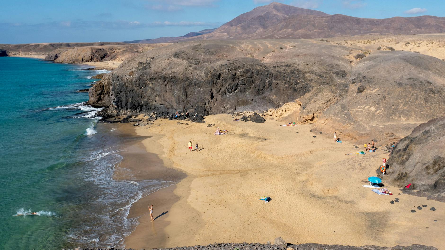 Ein Strand auf Lanzarote. Die Kanaren gehören wie der Rest Spaniens ab Samstag auch zu den Hochrisikogebieten.