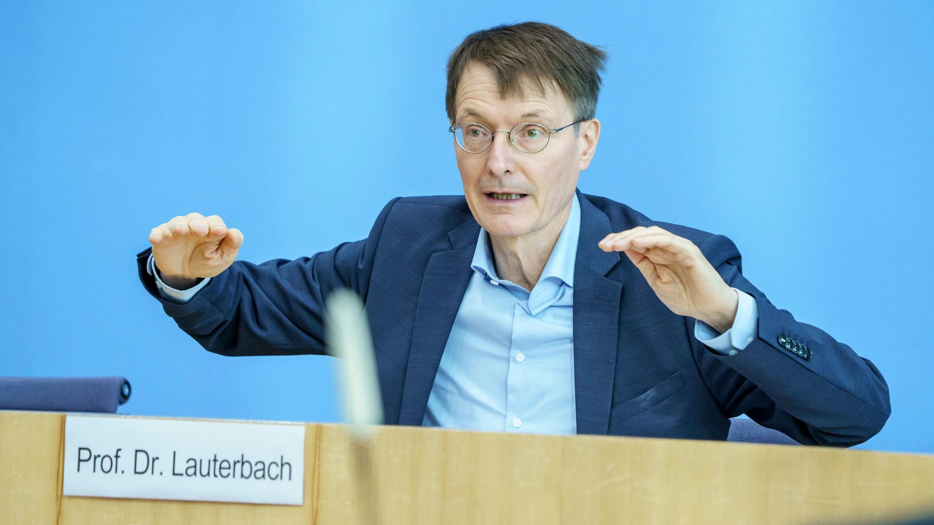 Omikron kommt: Gesundheitsminister Karl Lauterbach (SPD) zeigt sich besorgt (Archivbild).