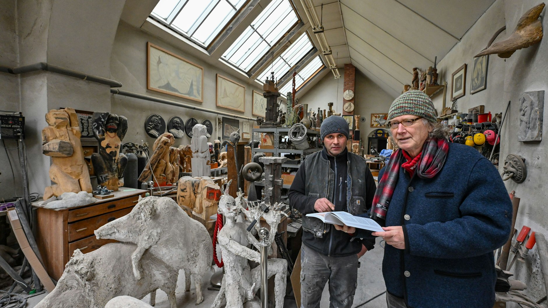 Jörg Engelhardt, Bildhauer, und Detlef Mallwitz (r.), Künstler, stehen im früheren Atelier des Bildhauers Horst Engelhardt. Der im Oderbruch lebende Künstler Detlef Mallwitz hat ein Kapitel der Regionalgeschichte erforscht, das längst in Vergessenheit geraten schien: In Wriezen planten und bauten die Nationalsozialisten eine Künstlerkolonie. 