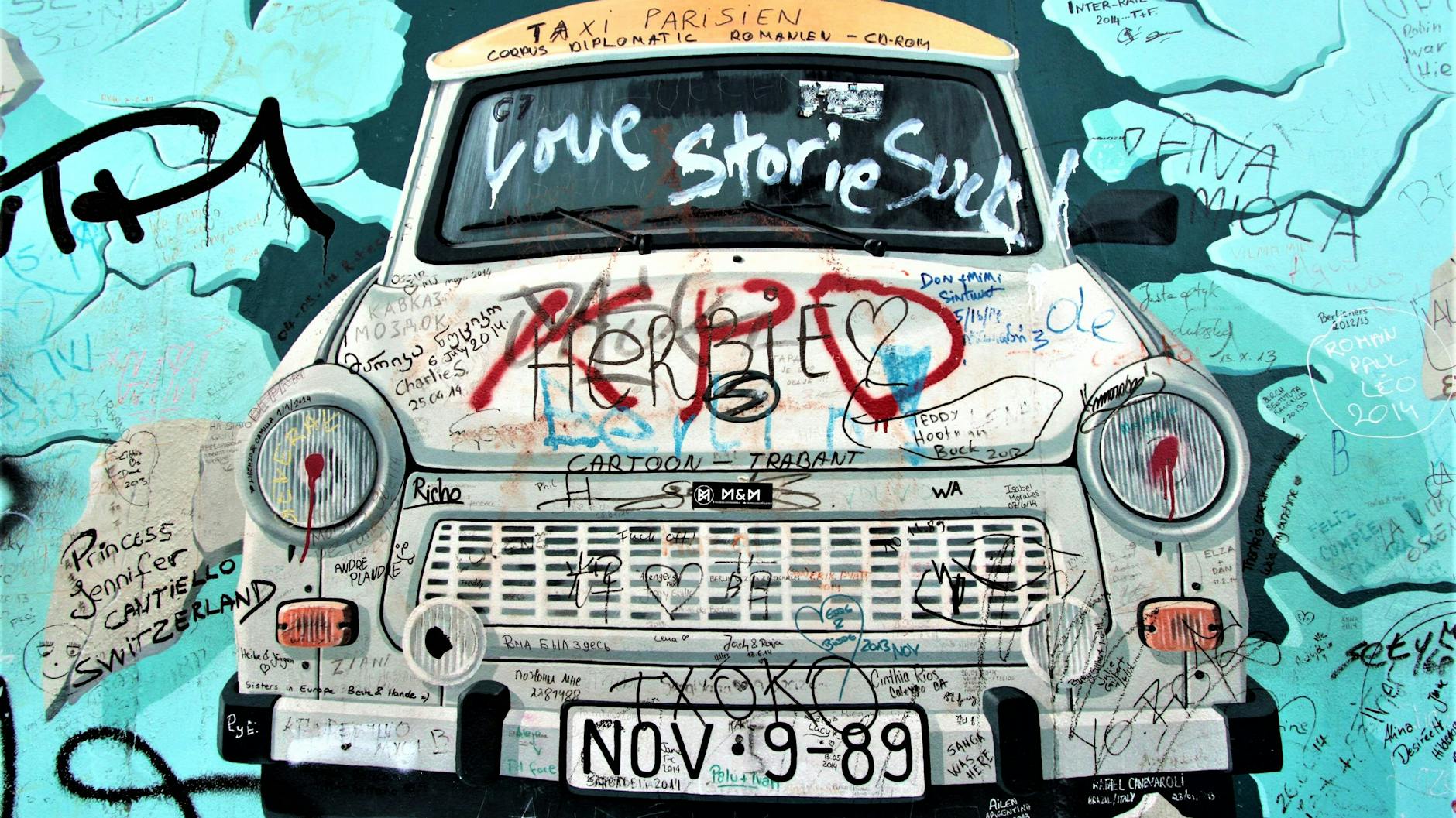 Kleine Teams lösen selbstständig Aufgaben, wobei einige Teilnehmer/innen ihr Smartphone benötigen. 