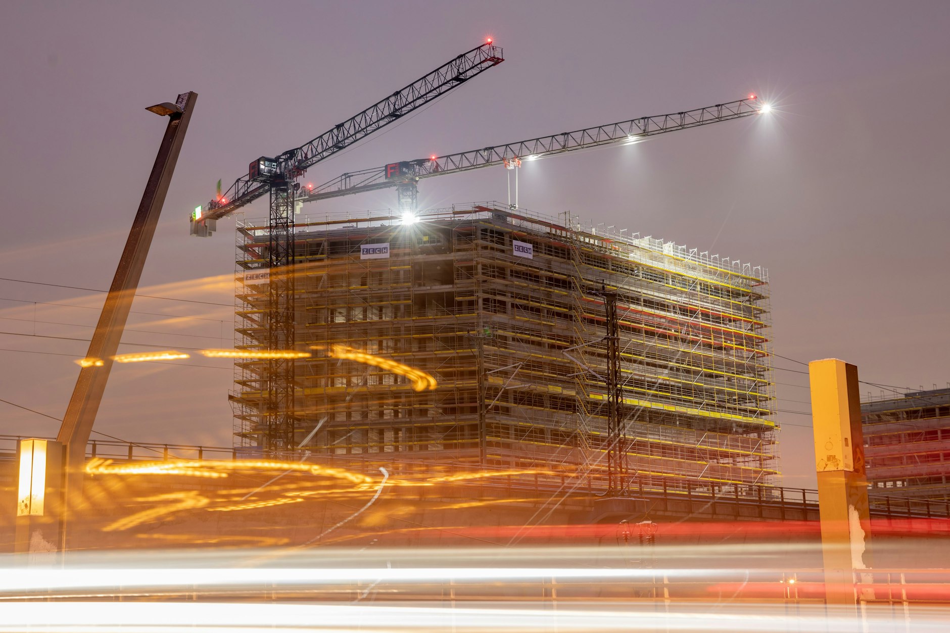 Wo bleibt der Aufschwung? Baukräne auf einer Baustelle in Berlin-Mitte (Symbolbild).&nbsp;