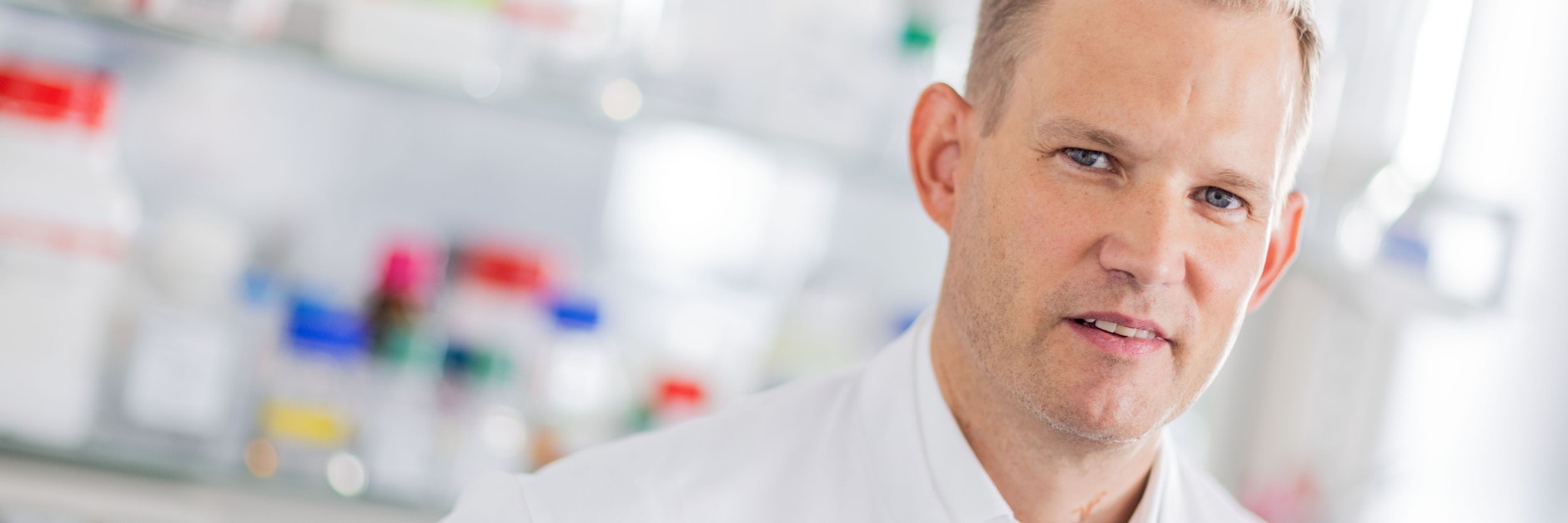 Hendrik Streeck, Direktor des Instituts für Virologie an der Uniklinik Bonn, steht in einem Labor.&nbsp;