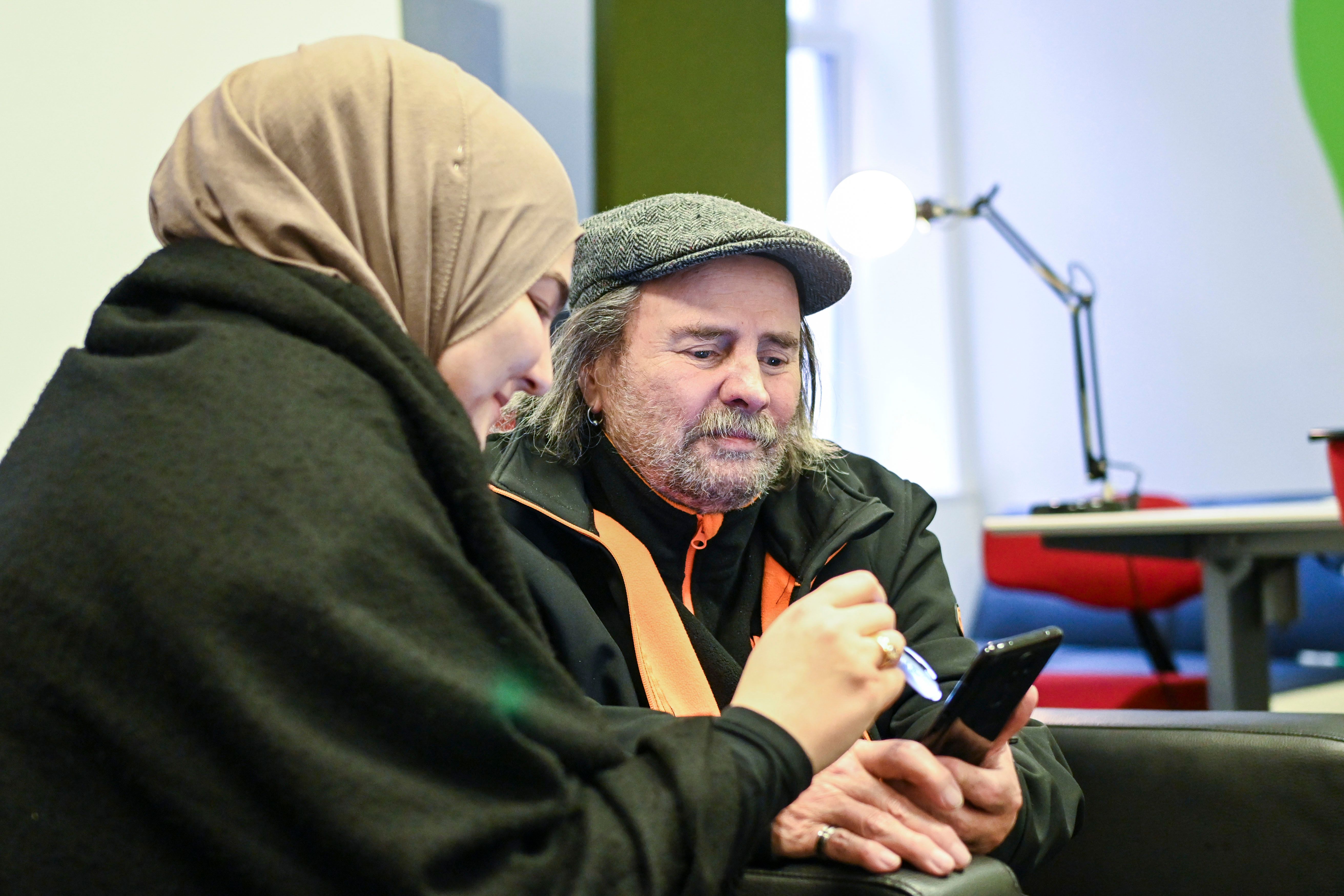 Raus aus der Isolation: Ein Berliner Start-up erklärt Senioren ihr Smartphone