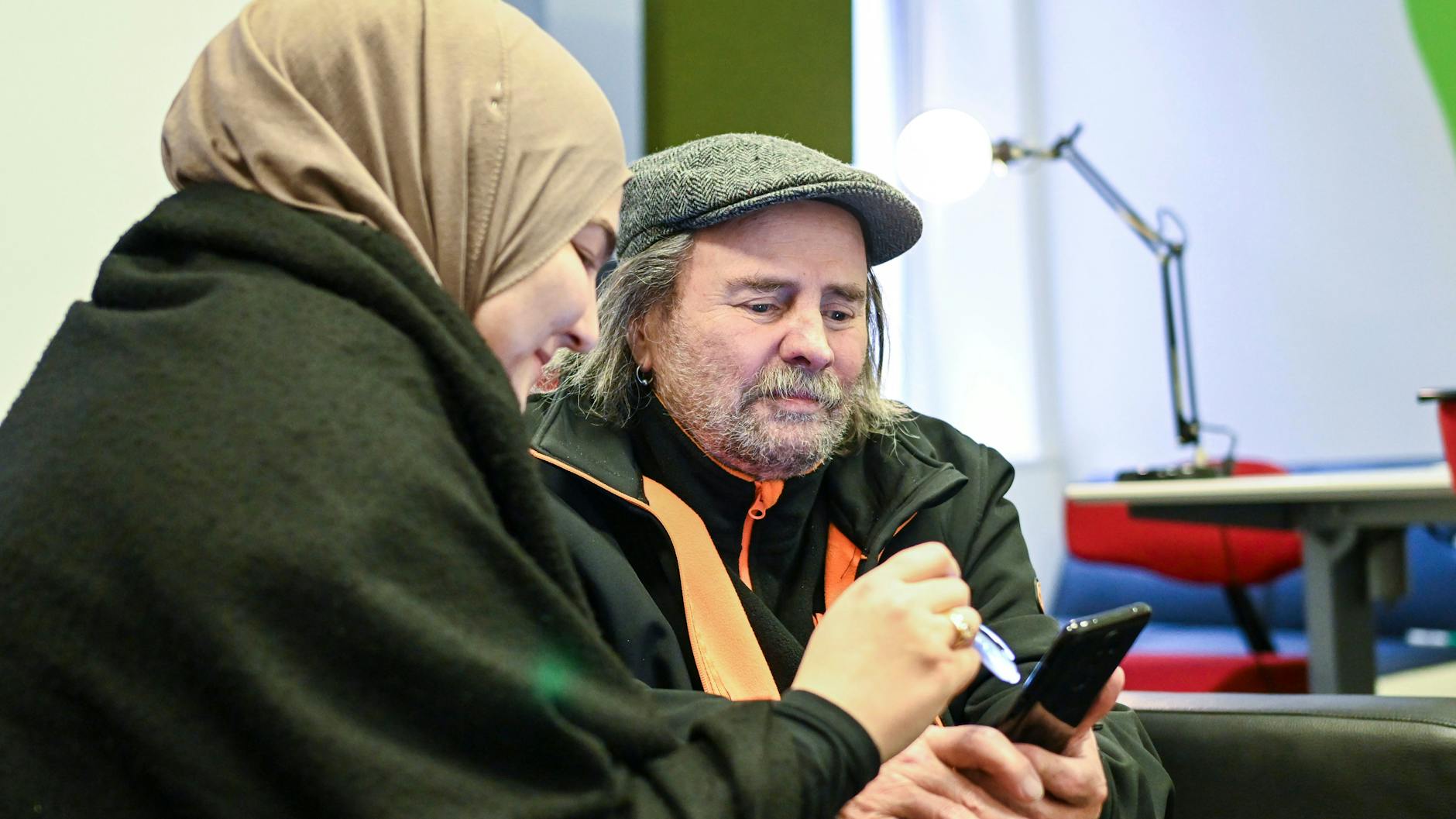 Mobilisation am Mobiltelefon. Renter Klaus lässt sich von Lehrerin Merve seine Handy-Programme erklären.