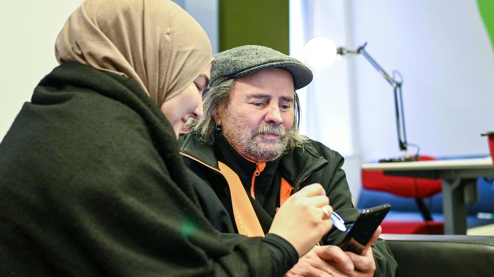 Mobilisation am Mobiltelefon. Renter Klaus lässt sich von Lehrerin Merve seine Handy-Programme erklären.