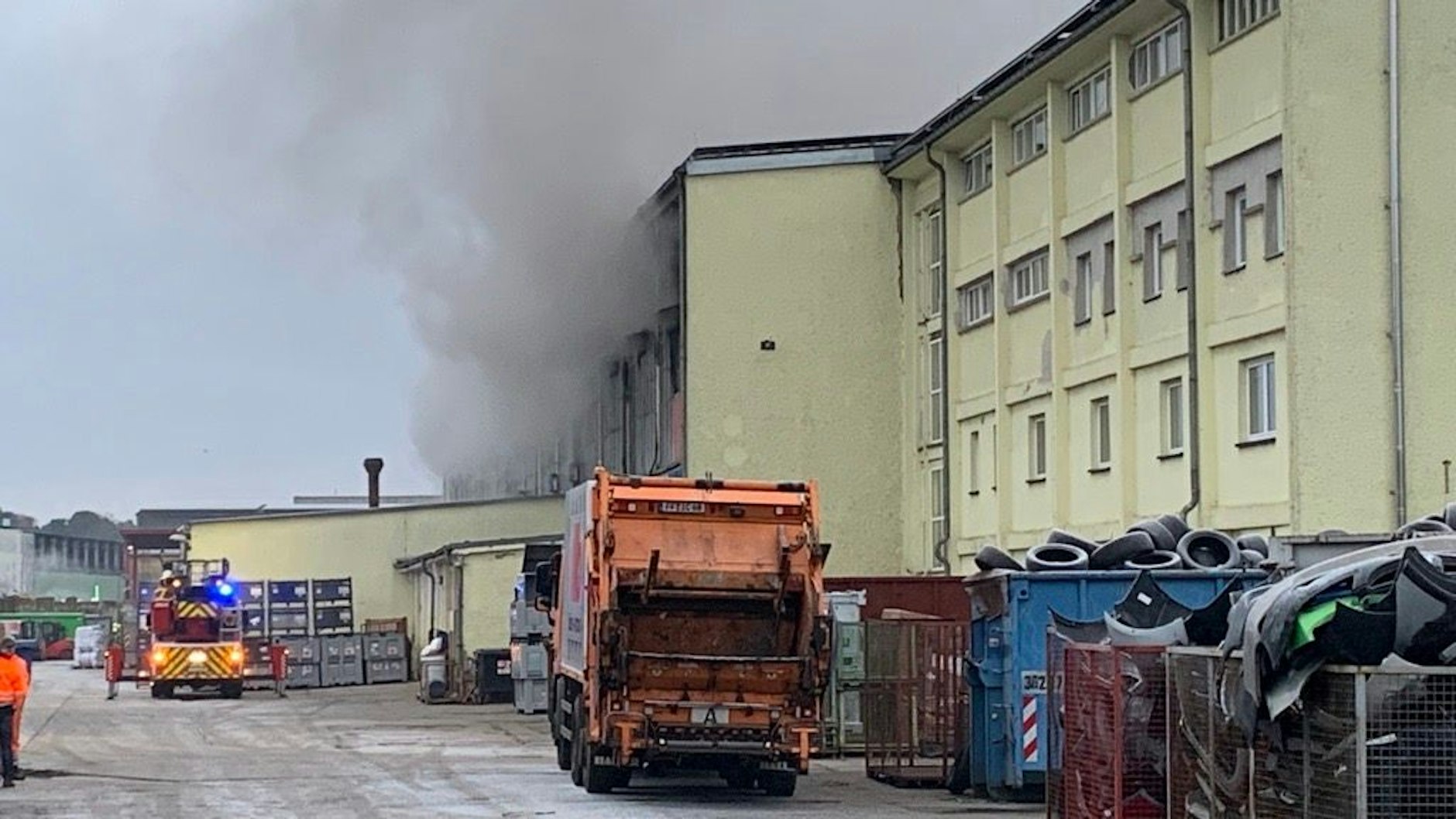  Qualm dringt aus der Halle, in der Elektroschrott gelagert war.